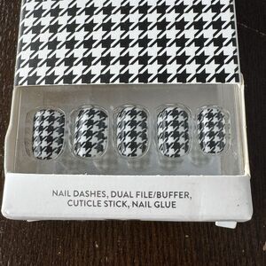 Red Aspen Press On Nails Release The Houndstooth Eleanor! Short Square Manicure